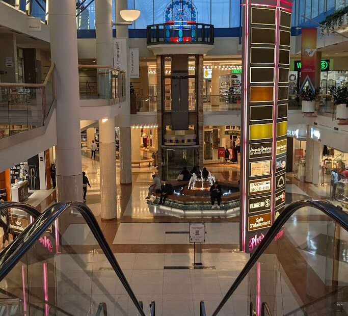 Vue interieure place Versaille commerce Montreal